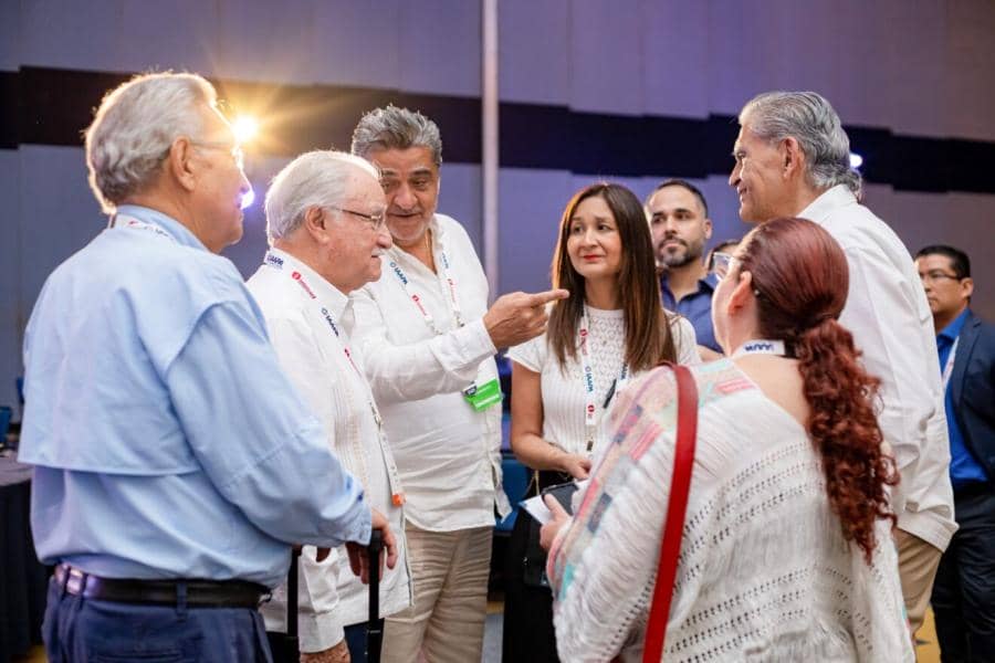 Attendees are having a conversation at IAAPA Latin America Summit with Paulina Reyes, vice president and executive director of IAAPA Latin America and Caribbean region